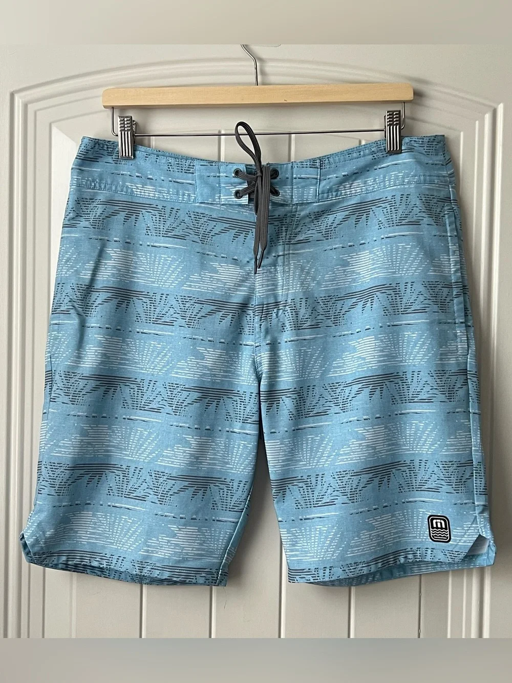 TravisMathew Rip Me Off Boardshorts Swim Trunks Blue Tropical Print Size 34
